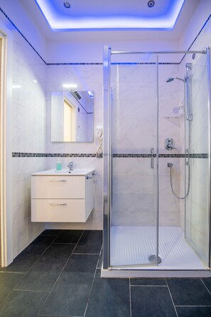 Deluxe Studio | Bathroom | Shower, rainfall showerhead, hair dryer, bidet - Le Suite della Principessa (Salerno)