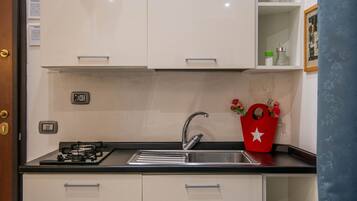 Monolocale comfort | Cucina privata | Macchina per tè/caffè, pentole/stoviglie/utensili, tavolo da pranzo