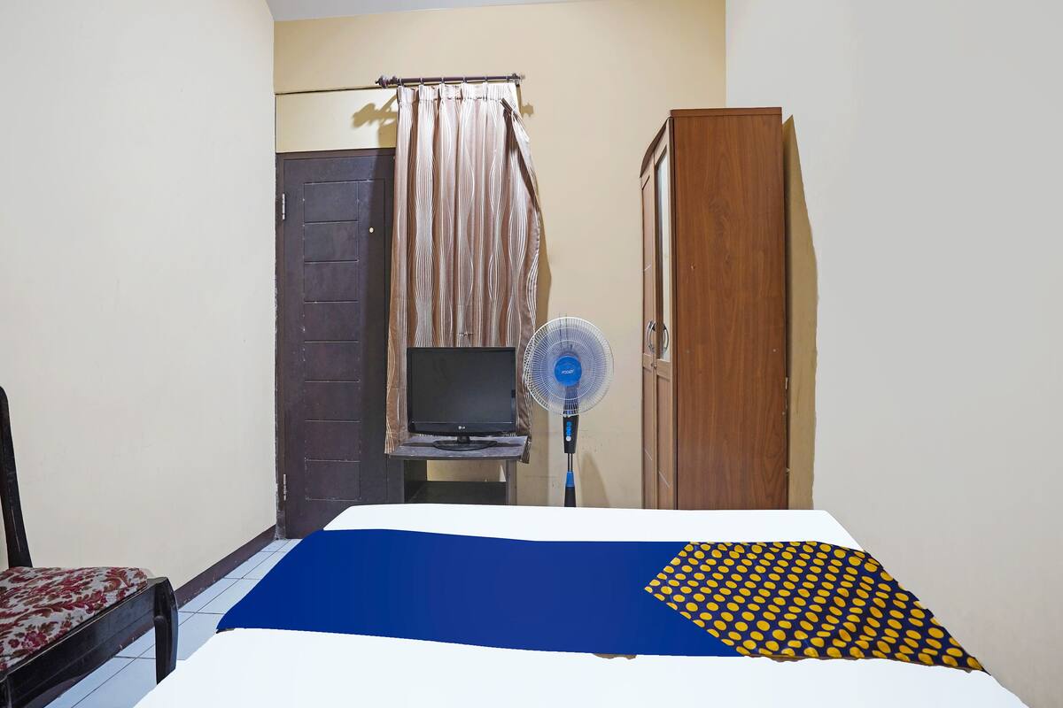 Laptop workspace, free WiFi, bed sheets