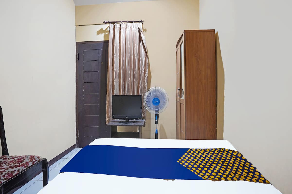 Laptop workspace, WiFi (free), bed sheets
