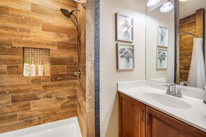 Badewanne, Haartrockner, Handtücher