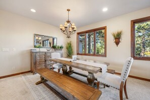 Dining - Highland Hilltop Retreat (Rapid City)