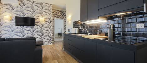 Grand réfrigérateur, grille-pain