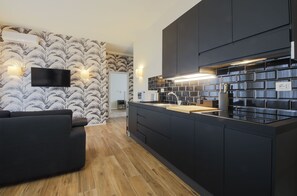 Frigorifero con congelatore, tostapane, pentole/stoviglie/utensili