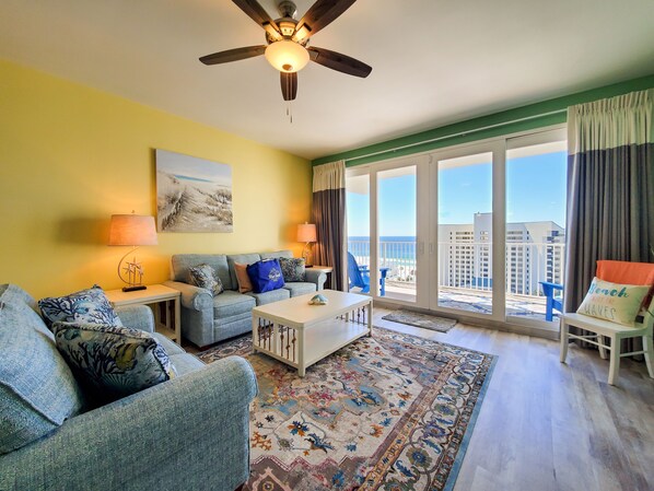 公寓客房, 多張床, 陽台, 海景 (Laketown Wharf 911) | 起居區 | 40-吋電視，提供數位頻道