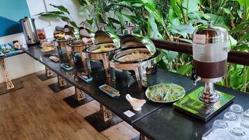 Se ofrece un desayuno bufé (500 PHP por persona)