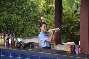 Bar en milieu de piscine
