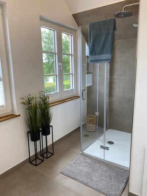 Douche, sèche-cheveux, serviettes fournies, savon