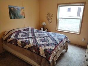 3 bedrooms, free WiFi, bed sheets - Cabin Getaway! (Remer)