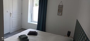 2 chambres, fer et planche à repasser, Wi-Fi, draps fournis