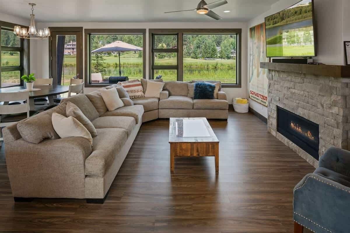 テレビ、暖炉、書斎 / ワークスペース