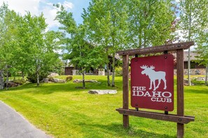 Property grounds - Idaho Club Beauty | Luxury, Golf, Gated Living (Sandpoint)