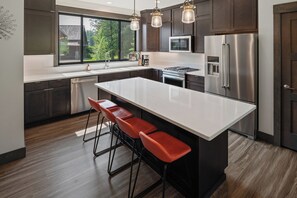 Fridge, microwave, oven, stovetop - Idaho Club Beauty | Luxury, Golf, Gated Living (Sandpoint)