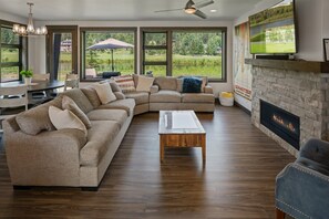 Fernseher, Kamin, Bücher