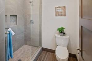 Baignoire, sèche-cheveux, serviettes fournies, shampoing