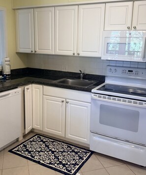 ثلاجة، ميكروويف، موقد طهي مسطح، غسالة أطباق