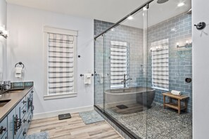 Combined shower/bathtub, towels - Wet Bar, Outdoor Shower, Steps from Gulf, Resort Pools, Golf Cart Access (Port Aransas)