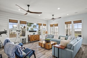 TV - Wet Bar, Outdoor Shower, Steps from Gulf, Resort Pools, Golf Cart Access (Port Aransas)