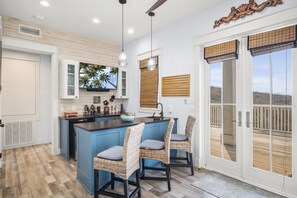 Interior - Wet Bar, Outdoor Shower, Steps from Gulf, Resort Pools, Golf Cart Access (Port Aransas)