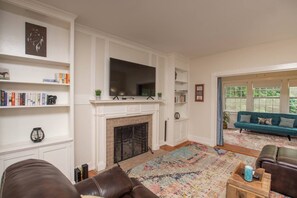 Smart TV, fireplace - Hillcrest Hideaway~ Charming 3BR + Private Cottage (Louisville)