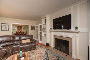 Smart TV, fireplace - Hillcrest Hideaway~ Charming 3BR + Private Cottage (Louisville)