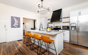 Een koelkast, een magnetron, een oven, een kookplaat