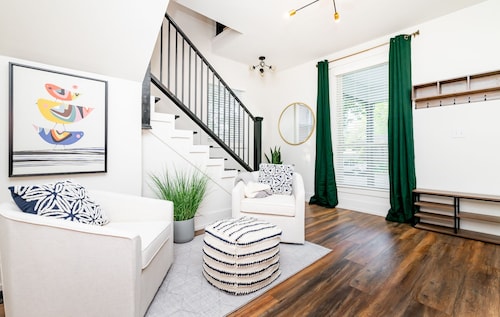 Chic 4BR Farmhouse Near Historic Bardstown Road