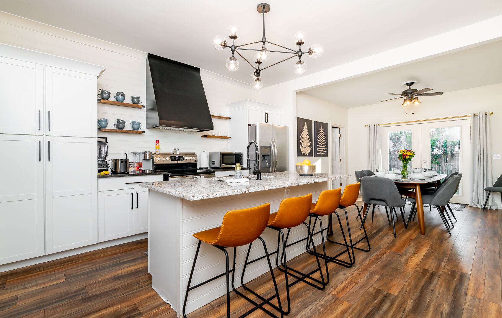 Geladeira, micro-ondas, fogão, cooktop