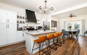 Een koelkast, een magnetron, een oven, een kookplaat