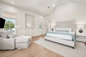 5 bedrooms, desk, iron/ironing board, travel cot