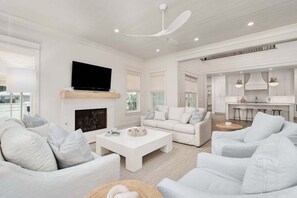 TV connectée, cheminée, table de tennis de table, livres