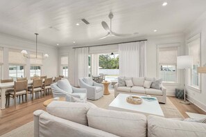 TV connectée, cheminée, table de tennis de table, livres