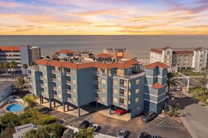 Unclassified image, 3 of 37, button - Penthouse condo with amazing views! Private 1000 sf balcony (Madeira Beach)