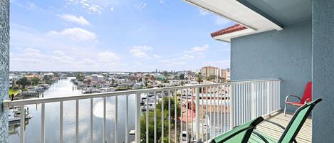 Ein Balkon mit Blick auf einen Yachthafen und die Stadtlandschaft.