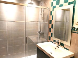 Baignoire, séchoir à cheveux, serviettes fournies, papier de toilette