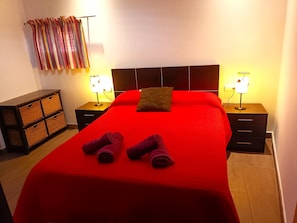 1 habitación, escritorio, tabla de planchar con plancha y wifi gratis 