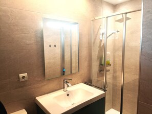 Bruser, hårtørrer, bidet, håndklæder