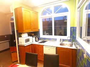 Køleskab, mikrobølgeovn, kogeplade, kaffe-/temaskine