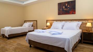 Quarto triplo standard | Roupas de cama premium, frigobar, cofres nos quartos, escrivaninha