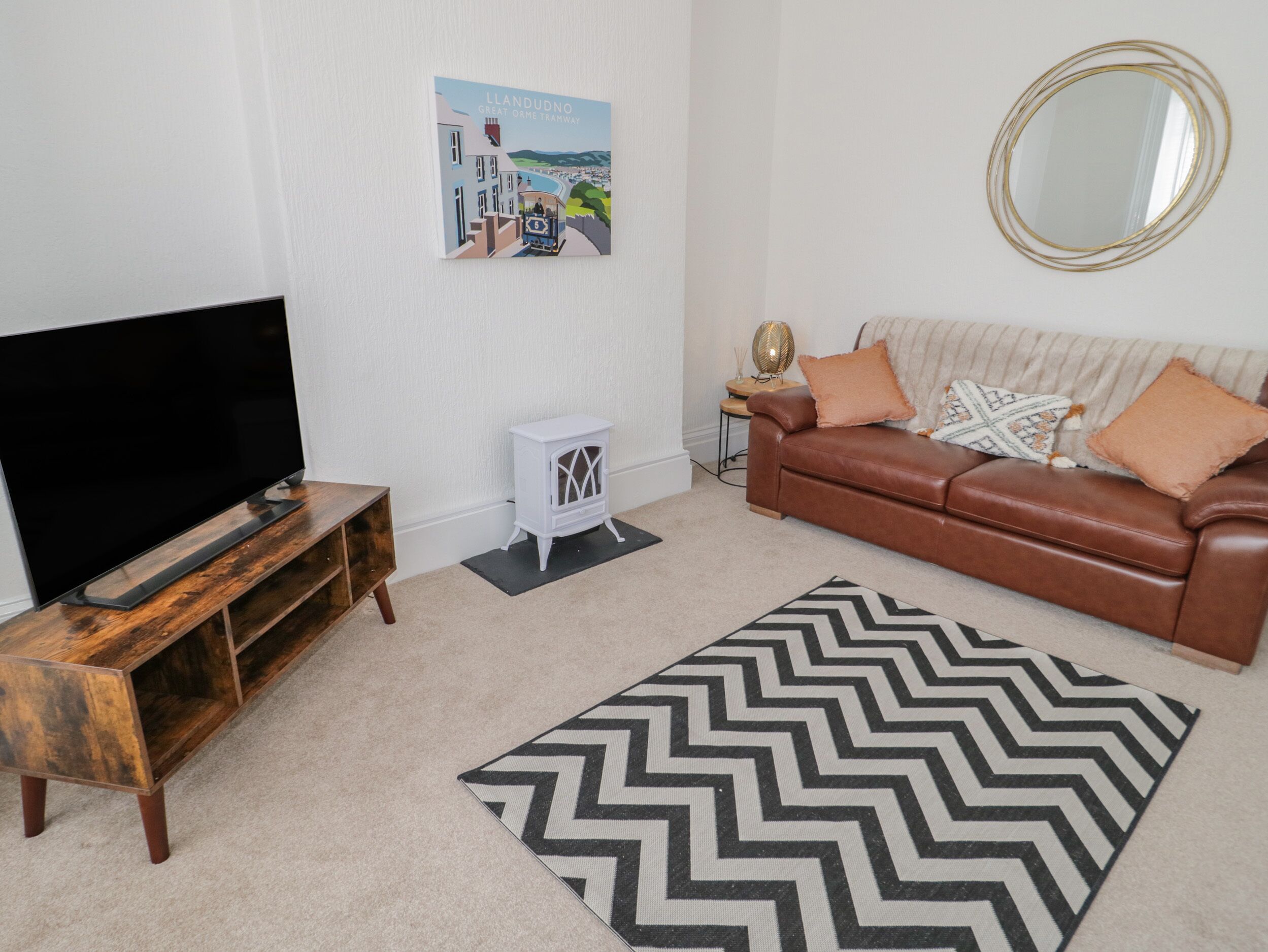 LLEWELYN APARTMENT, country holiday cottage in Llandudno