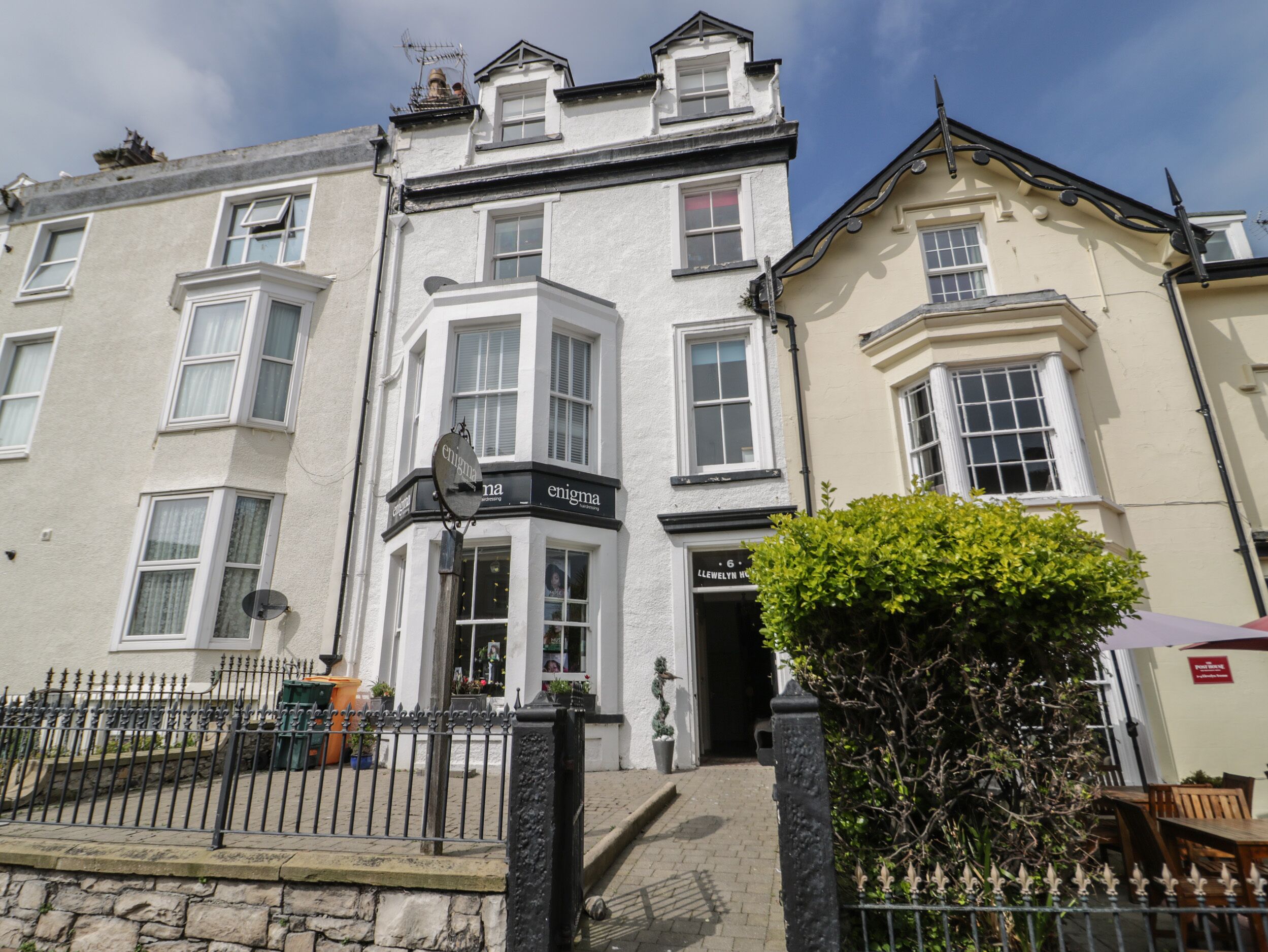 LLEWELYN APARTMENT, country holiday cottage in Llandudno