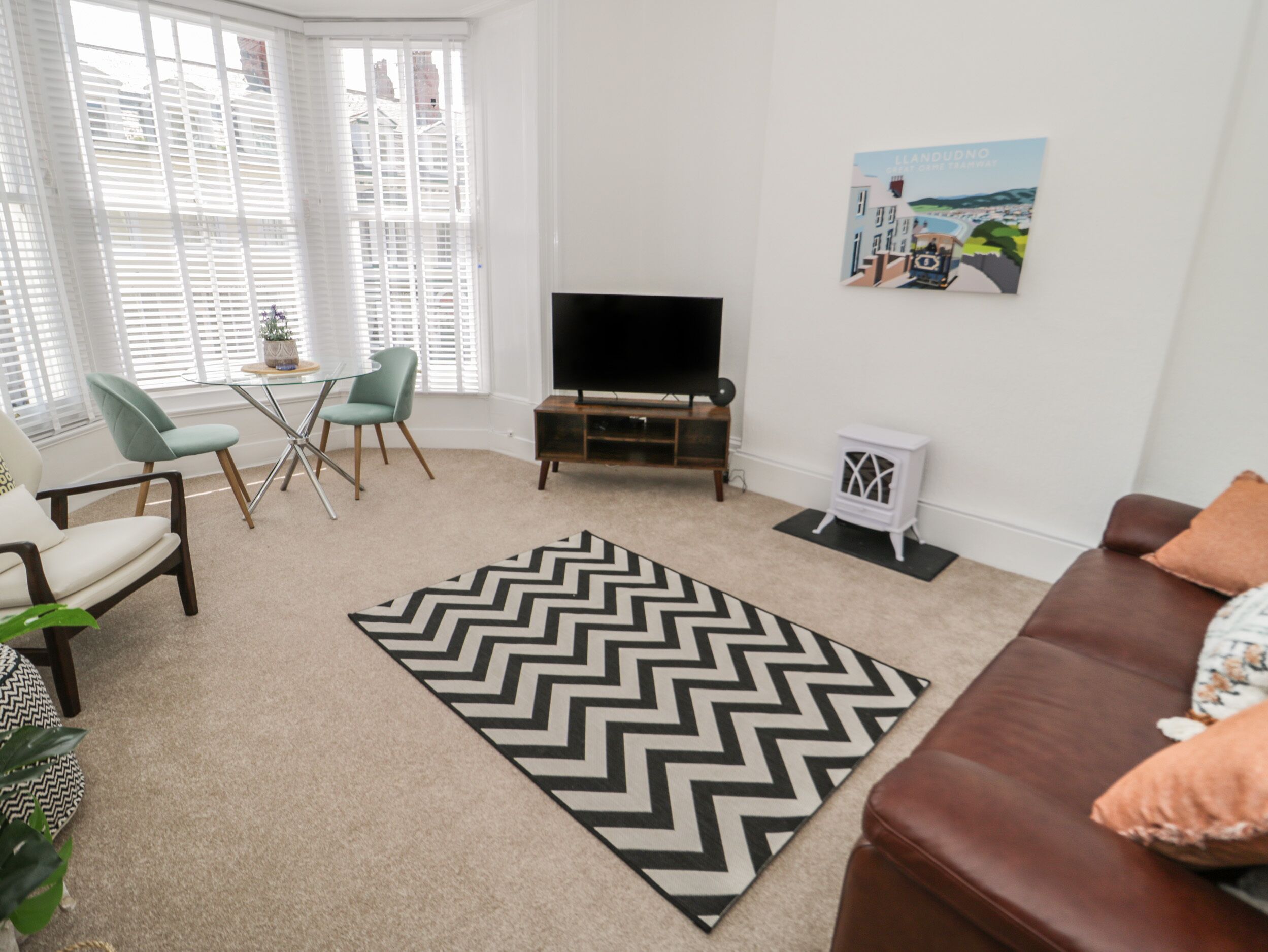 LLEWELYN APARTMENT, country holiday cottage in Llandudno