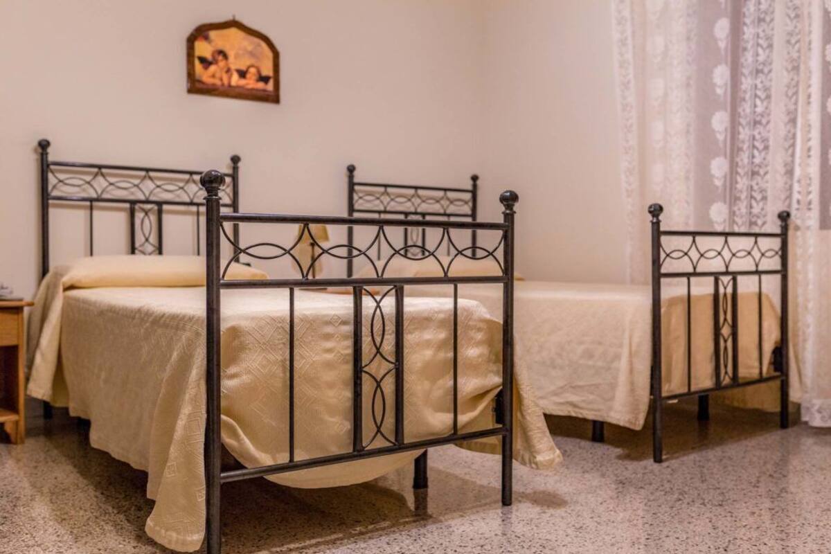 Quarto solteiro clássico | Edredons de pluma, Wi-Fi de cortesia, individualmente mobiliados