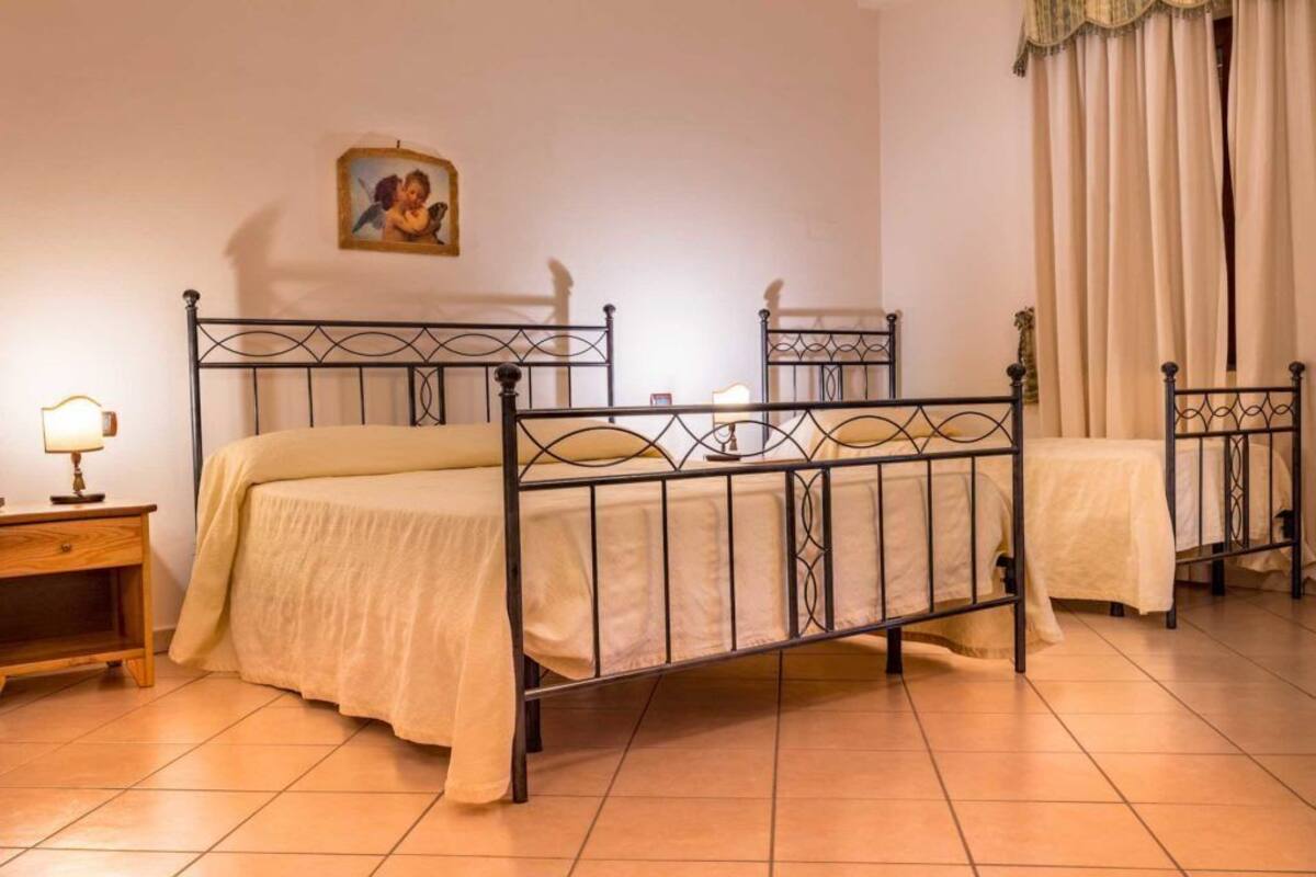 Quarto triplo | Edredons de pluma, Wi-Fi de cortesia, individualmente mobiliados