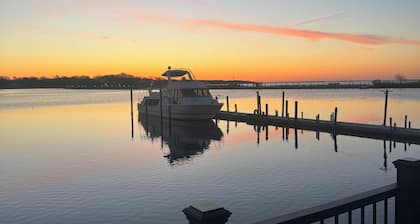 Luxurious 56ft 3bdr, 2br yacht! Brand new interior, Kayaks, paddle boards & more