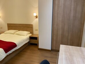 1 bedroom, WiFi, bed sheets - Spacious 1-Bedroom Apartment in the Center (Yerevan)