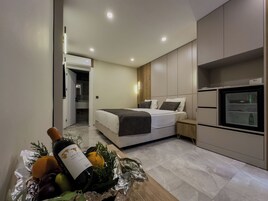 Artículos del minibar gratis y caja de seguridad en la habitación