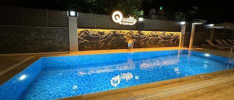 Una piscina al aire libre de temporada