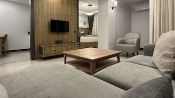 Habitación Confort, 1 cama Queen size y sofá cama | 1 habitación y artículos del minibar gratis