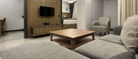 Comfort Room, 1 Queen Bed with Sofa bed | Free minibar items, in-room safe, desk, laptop workspace